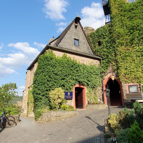 Innenhof der Sch?ouml;nburg bei Oberwesel am Mittelrhein