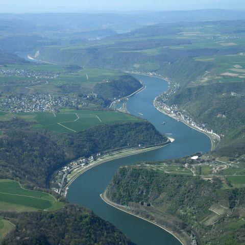 Die Loreley im Luftbild mit St. Goar, St. Goarshausen, Mittelrhein