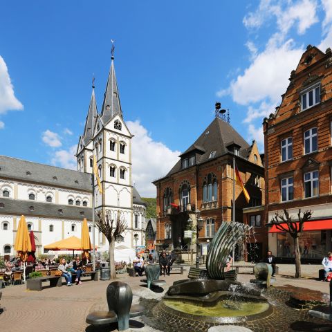 Marktplatz in Boppard am Mittelrhein mit Altes Rathaus und St. Severus