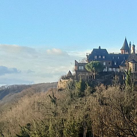 ?lt;a href="https://commons.wikimedia.org/wiki/File:Burg_Ockenfels_February_2021.jpg">Wikhnsj</a>, <a href="https://creativecommons.org/licenses/by-sa/4.0">CC BY-SA 4.0</a>, via Wikimedia Commons