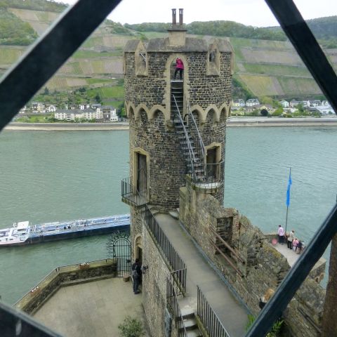 Burg Rheinstein; Blick vom Hauptgeb?auml;ude auf den ostseitig gelegenen Rheinturm, der als Aussichtsturm zugänglich ist