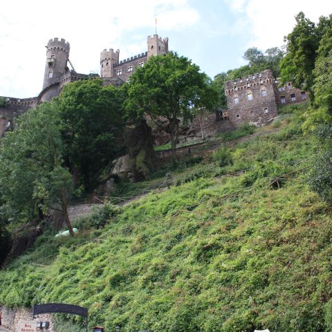 Burgberg der Burg Rheinstein bei Trechtingshausen am oberen Mittelrhein