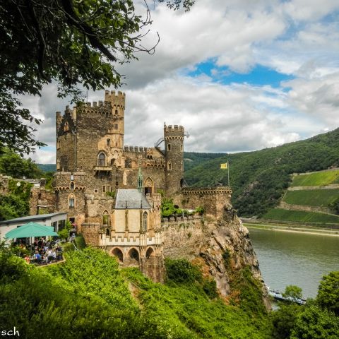 Burg Rheinstein bei Trechtingshausen am Mittelrhein von S?uuml;den