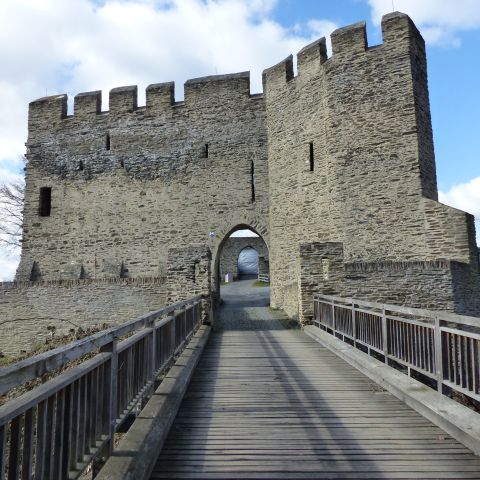 ?Auml;ußere Schildmauer der Burg Sterrenberg in Kamp-Bornhofen am Mittelrhein