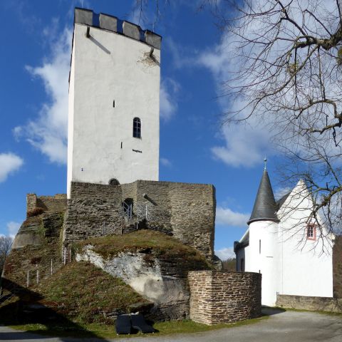 Bergfried mit Frauenhaus der Burg Sterrenberg in Kamp-Bornhofen am Mittelrhein