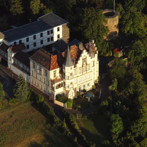 Landhaus mit Burg Dattenberg am Mittelrhein