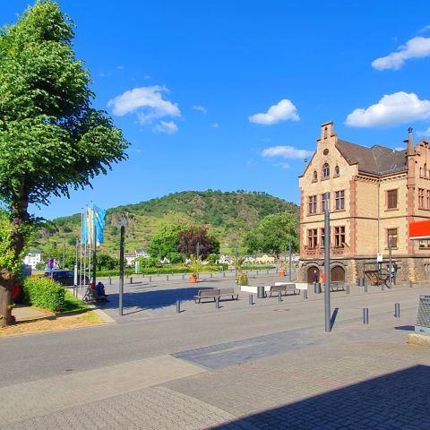 Rathausplatz in St. Goar am Mittelrhein von Tankstelle aus fotografiert