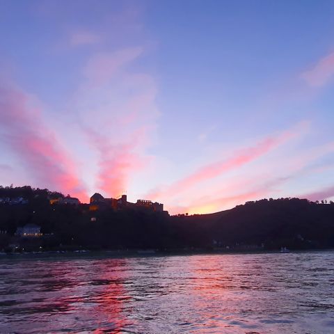 St. Goar, Burg Rheinfels am Mittelrhein in der Abendd?auml;mmerung