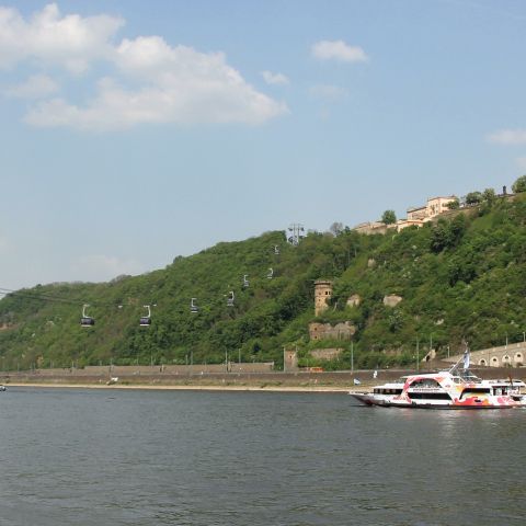 Koblenzer Seilbahn ?uuml;ber den Rhein mit Festung Ehrenbreitstein am Mittelrhein