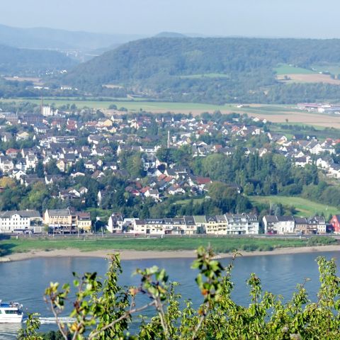 Kripp, Stadtteil von Remagen, vom Kaiserberg in Linz am Rhein auf der anderen Rheinseite aus gesehen