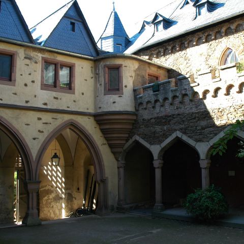 Innenhof der Burg Lahneck bei Lahnstein am Mittelrhein