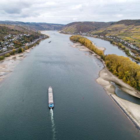  Fahrwasser bei Rhein-km 539, rechts der Lorcher Werth und links die Ortschaft Niederheimbach