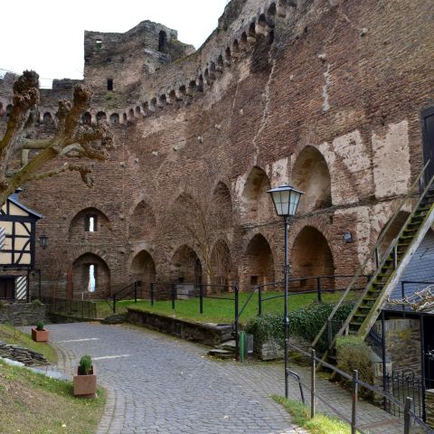 Schildmauer der Sch?ouml;nburg bei Oberwesel am Mittelrhein