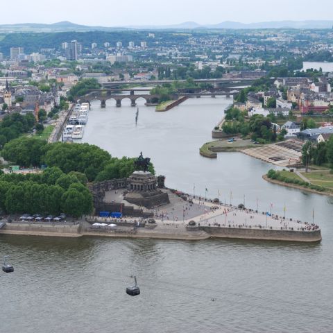 Koblenzer Seilbahn mit deutschem Eck im Hintergrund am Mittelrhein