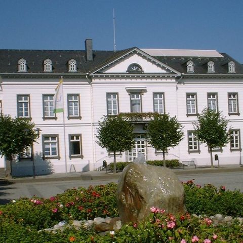  Rathaus am Kirchplatz in Sinzig in Rheinland-Pfalz (1835?ndash;37 durch Johann Heinrich Hartmann als Stadthaus und Schulhaus erbaut)