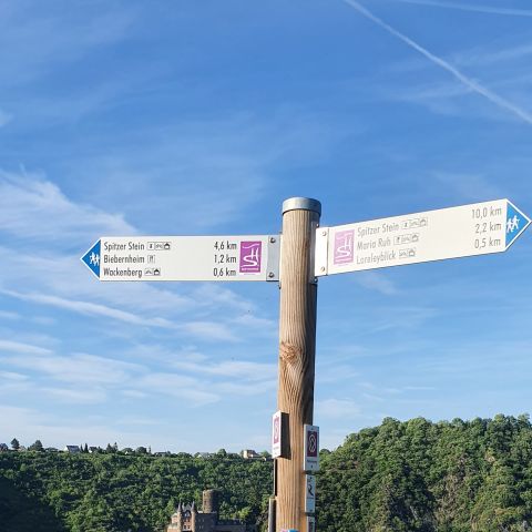 Welterbesteig am hohen Fels mit Burg Katz bei St. Goar am Mittelrhein