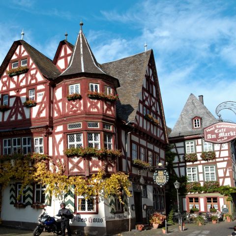 Bacharach geh?ouml;rt mit zu den schönsten Weinorten am Mittelrhein, wozu das historische Weinhaus "Altes Haus" sicherlich auch viel beiträgt