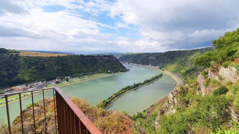 Loreleyplateau Loreley am Mittelrhein mit Blick auf den Loreleyhafen, St. Goar ?quot;An der Loreley" und St. Goarshausen