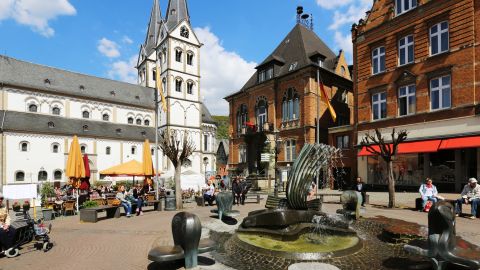 Marktplatz in Boppard am Mittelrhein mit Altes Rathaus und St. Severus