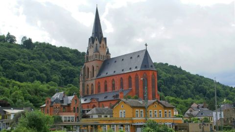 Liebfrauenkirche in Oberwesel with a view of the surrounding buildings and the green countryside.