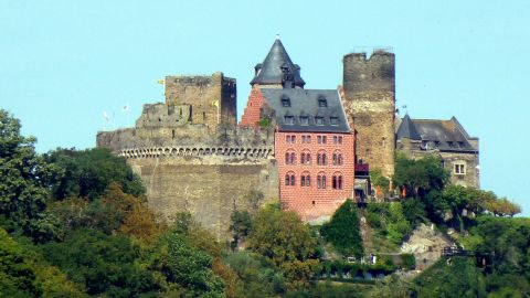 Sch?ouml;nburg von Kaub aus gesehen in Oberwesel am Mittelrhein