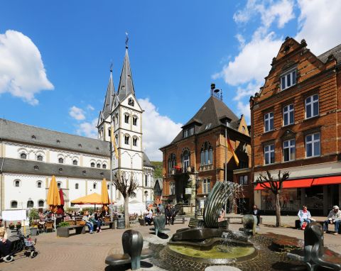 Marktplatz in Boppard am Mittelrhein mit Altes Rathaus und St. Severus